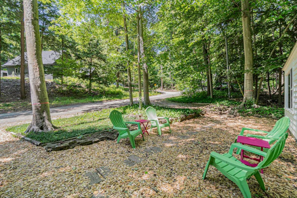 Peaceful & shady cottage near beach with streaming, free WiFi, full kitchen