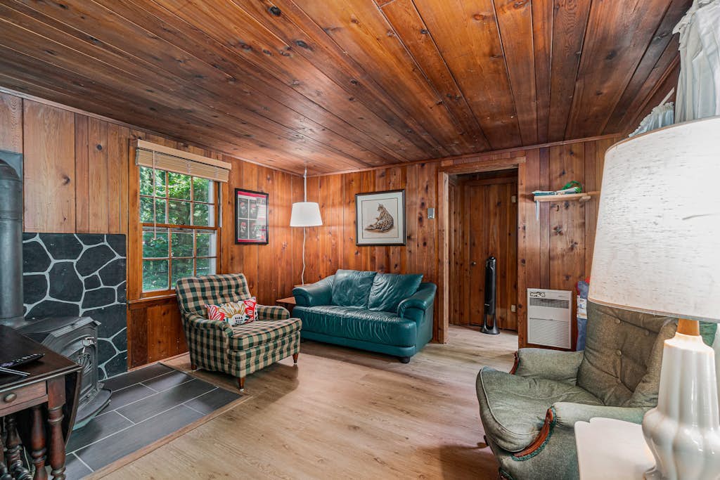 Peaceful & shady cottage near beach with streaming, free WiFi, full kitchen