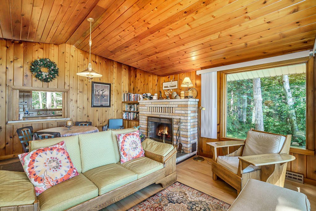 Relaxing lake house w/ firepit, boat mooring, free cable, and full kitchen