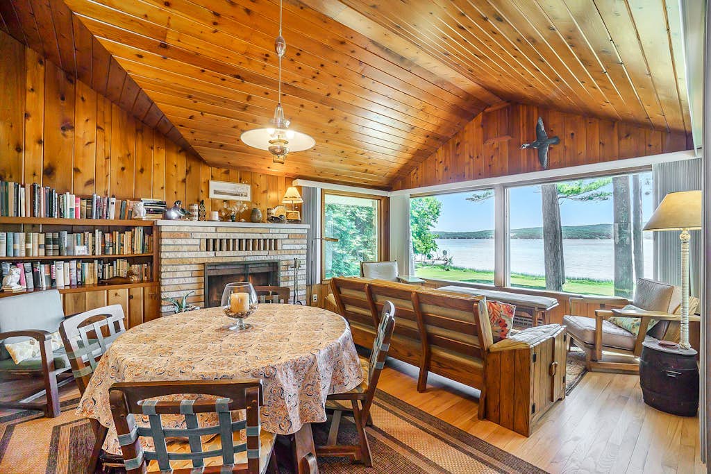 Relaxing lake house w/ firepit, boat mooring, free cable, and full kitchen