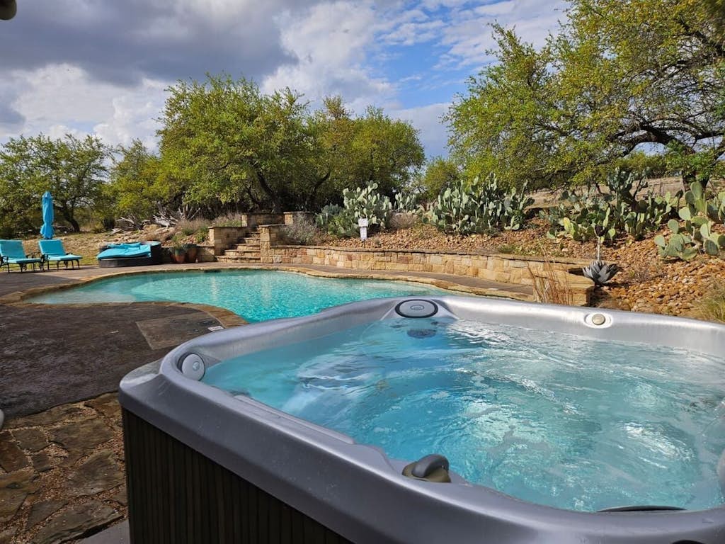 Luxury Hill Country Retreat| 16 acres| Private POOL| Fire Pit| 360 Views| Pet Friendly| Sleeps 16