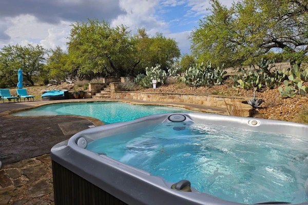 Luxury Hill Country Retreat| 16 acres| Private POOL| Fire Pit| 360 Views| Pet Friendly| Sleeps 16