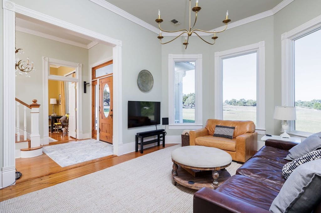 Unique Victorian Estate | Pets Welcome | Pool | BBQ | Picnic | Privacy