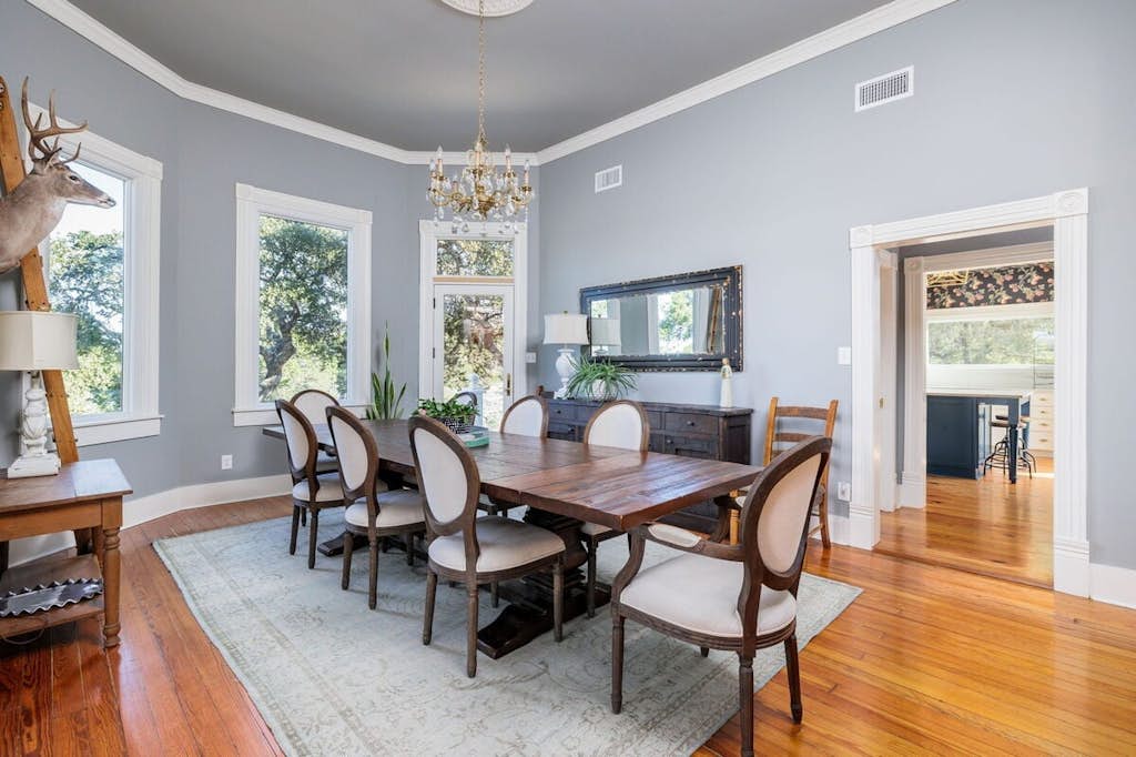 Unique Victorian Estate | Pets Welcome | Pool | BBQ | Picnic | Privacy