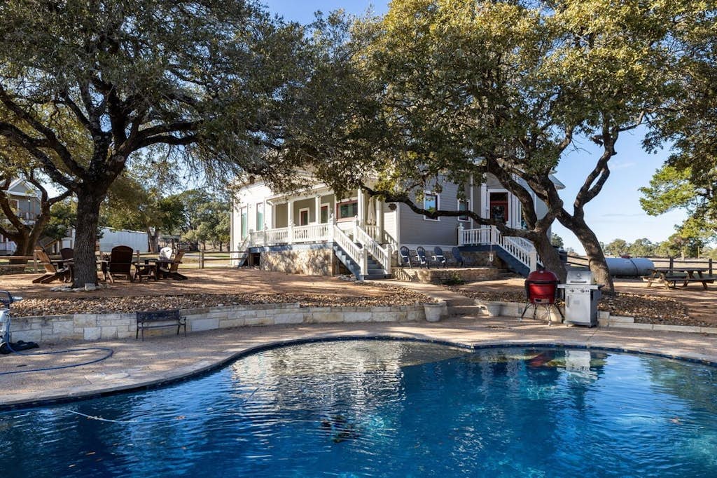 Unique Victorian Home*Pool*Pets*Firepit
