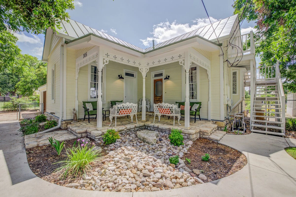 Sunny Charming Retreat: Wine Greenhouse