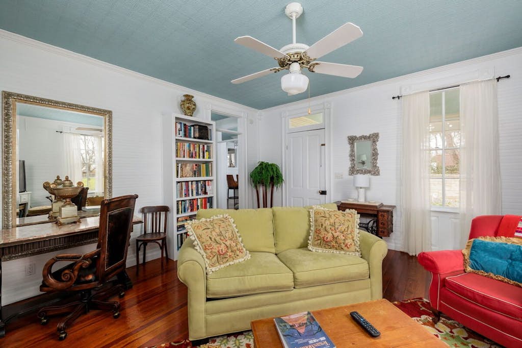 Sunny Charming Retreat: Wine Greenhouse