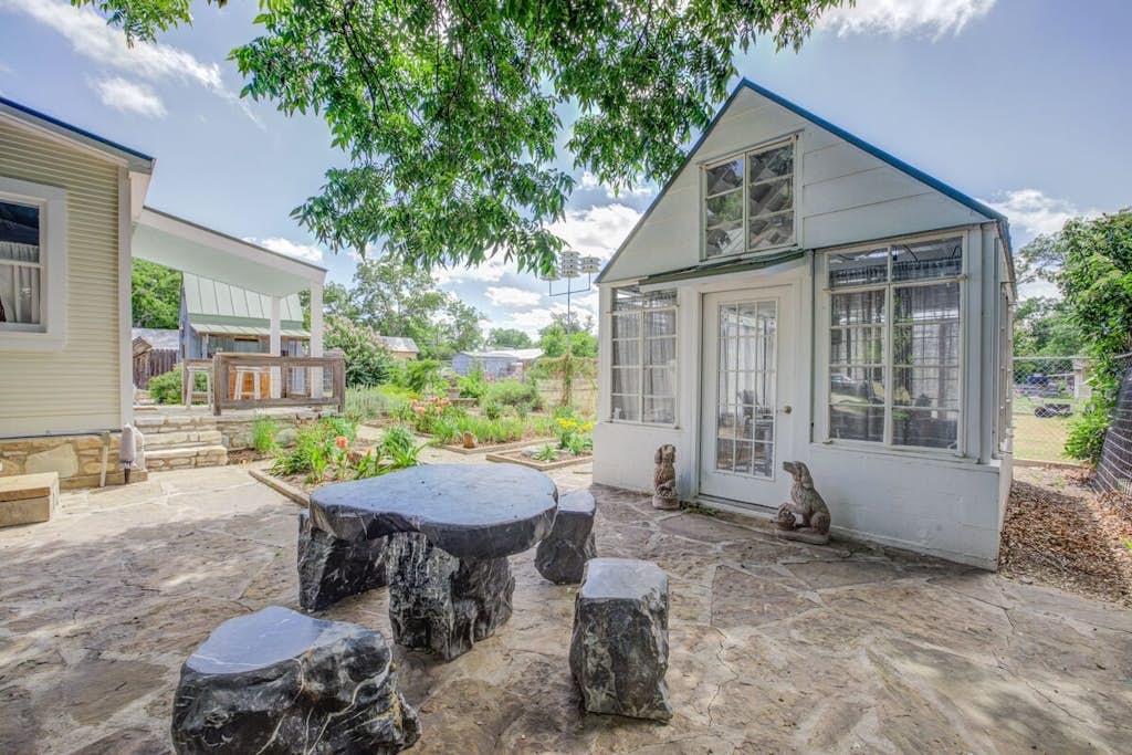Sunny Charming Retreat: Wine Greenhouse