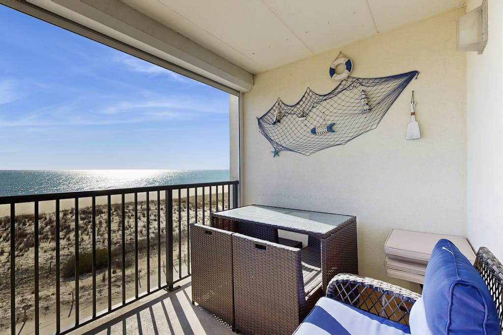 Amazing oceanfront condo with beach views & WiFi - walk to Northside Park