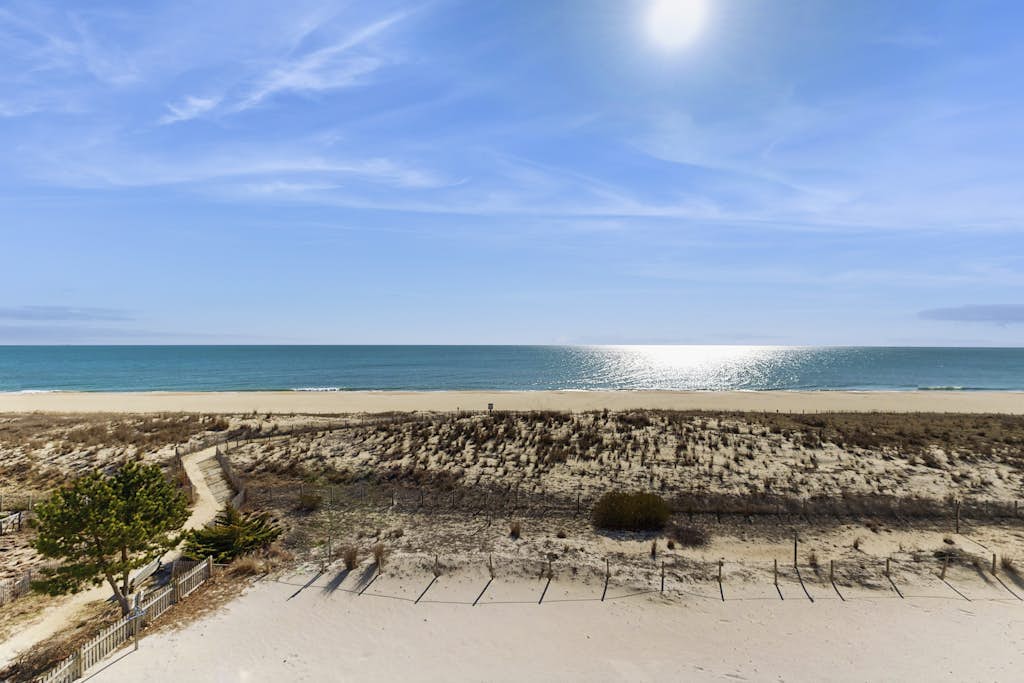 Amazing oceanfront condo with beach views & WiFi - walk to Northside Park