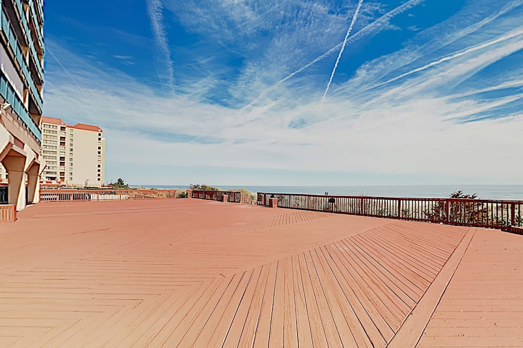 Upscale ocean view condo with pool access & balcony - walk to beach, restaurants