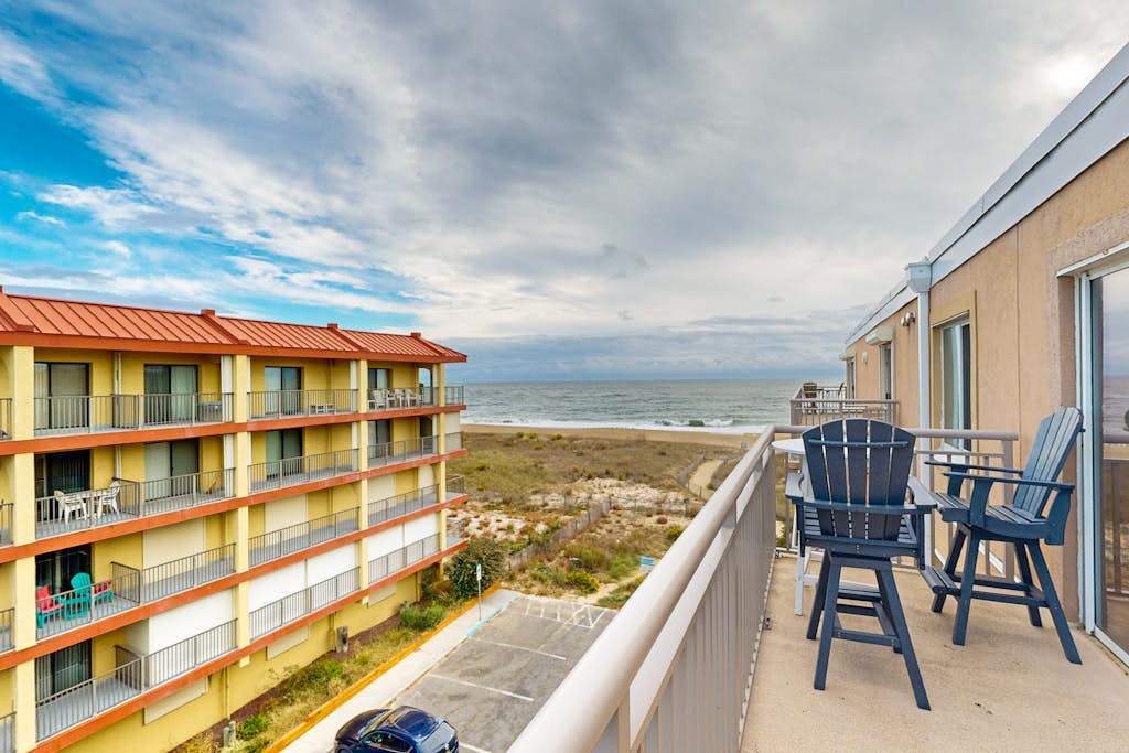 Top-floor, corner condo steps to beach with balcony & ocean views