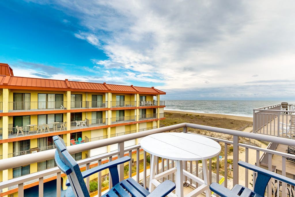Top-floor, corner condo steps to beach with balcony & ocean views