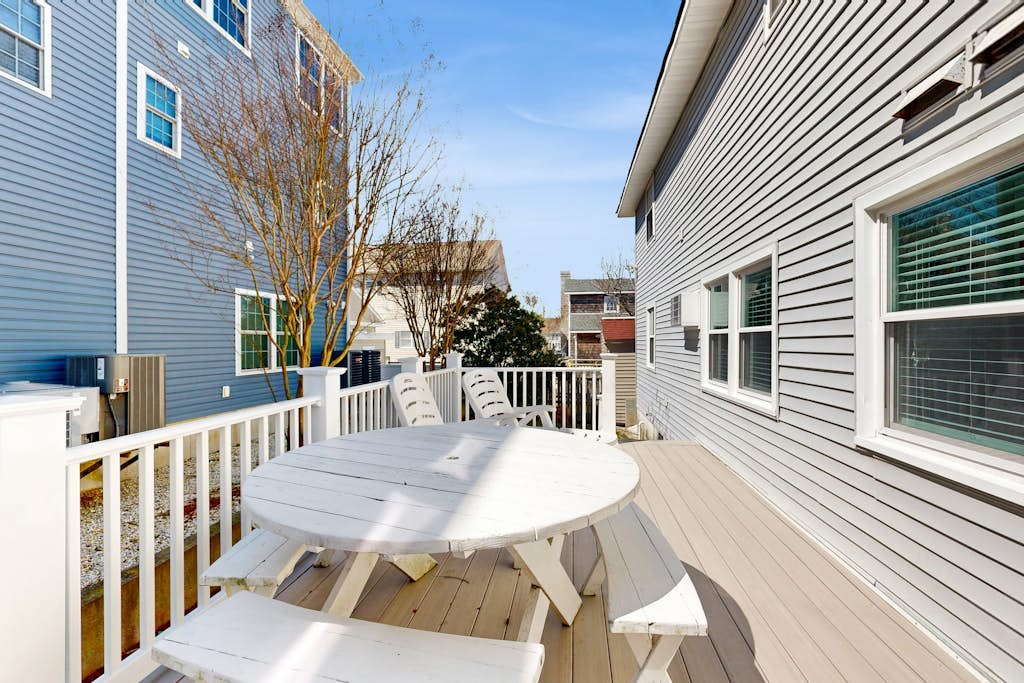 Charming ground-floor home with deck, washer/dryer, free WiFi, and A/C