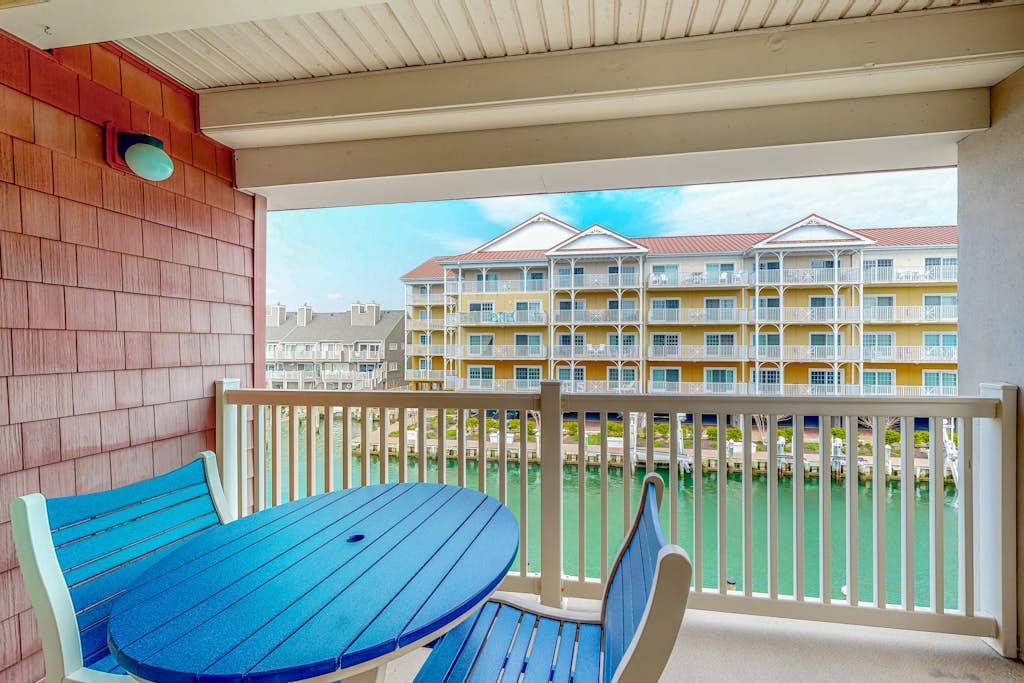 Third-floor bayfront condo with fast WiFi & balcony with views - near boardwalk