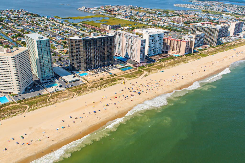 Beachside Bliss: Oceanside Condo w/ Decks - Steps to Shore