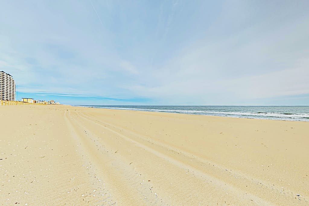 Beachside Bliss: Oceanside Condo w/ Decks - Steps to Shore