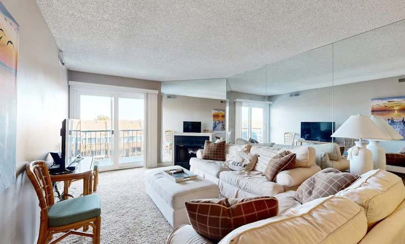 Pristine Canal-Front Condo w/ Balcony & Pools - Near Beach & Northside Park