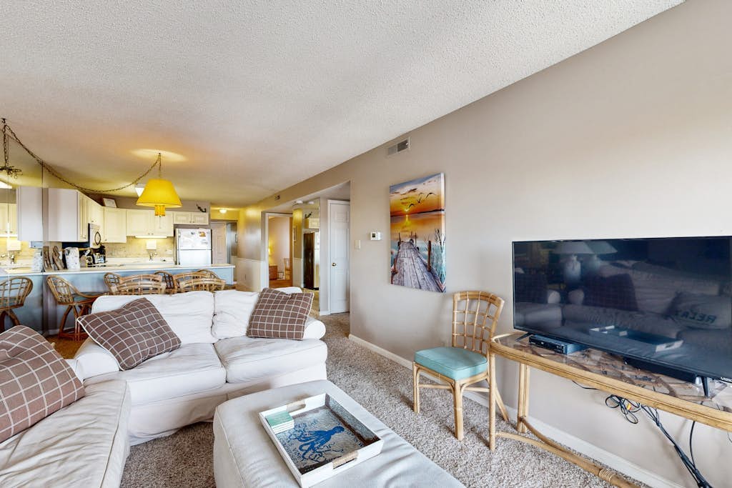 Pristine Canal-Front Condo w/ Balcony & Pools - Near Beach & Northside Park