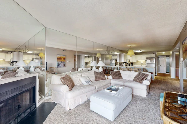 Pristine Canal-Front Condo w/ Balcony & Pools - Near Beach & Northside Park