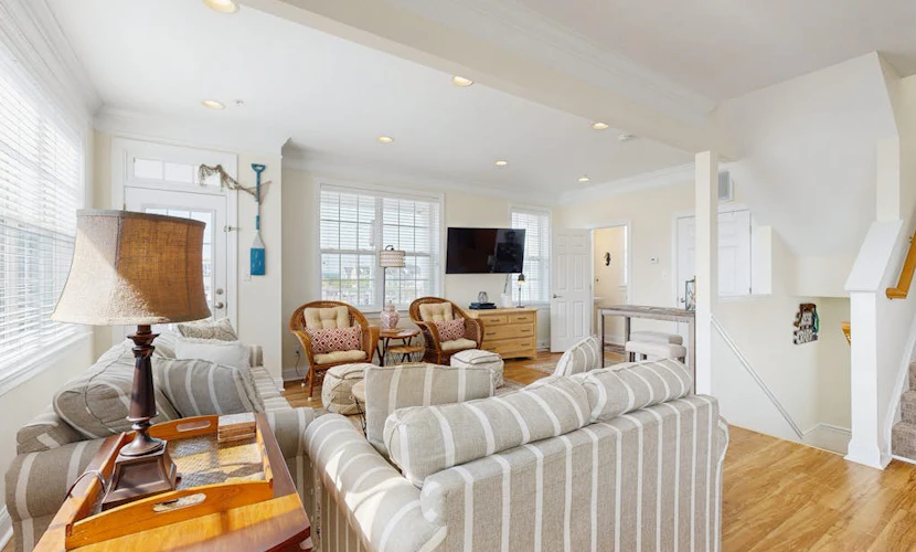 Spacious home with private W/D, outdoor pool & central AC