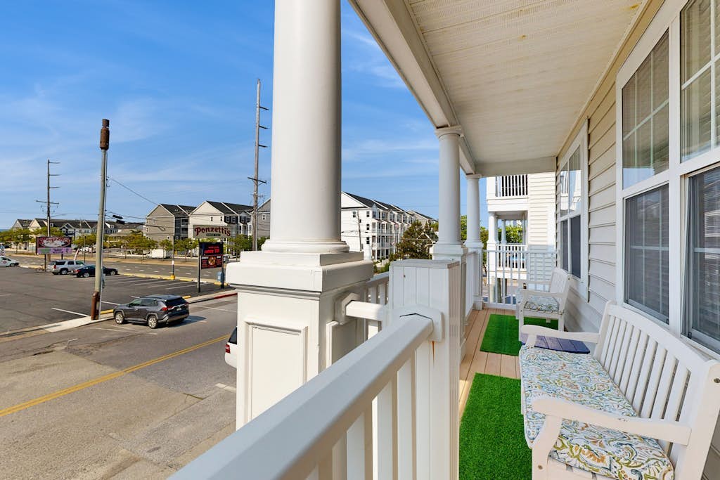 Spacious home with private W/D, outdoor pool & central AC