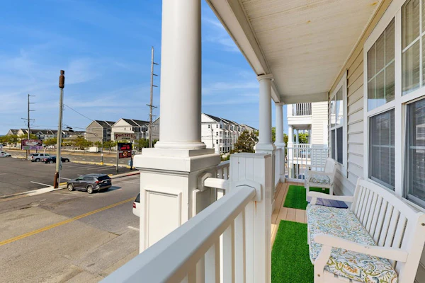 Spacious home with private W/D, outdoor pool & central AC