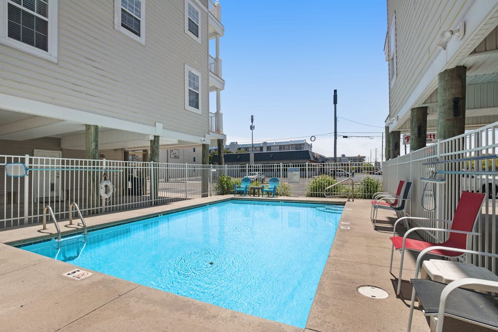 Spacious home with private W/D, outdoor pool & central AC