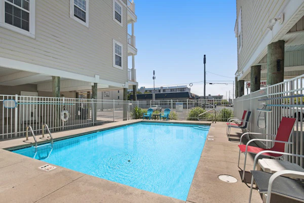 Spacious home with private W/D, outdoor pool & central AC