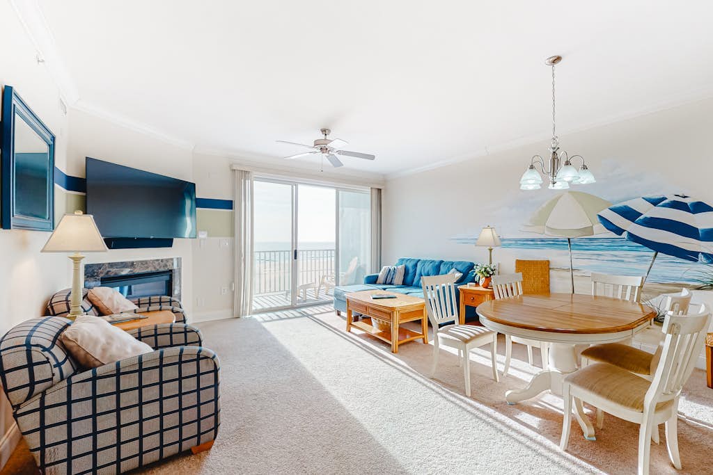 Lovely Boardwalk Condo Overlooking Ocean w/Shared Pool, Free WiFi, Balcony