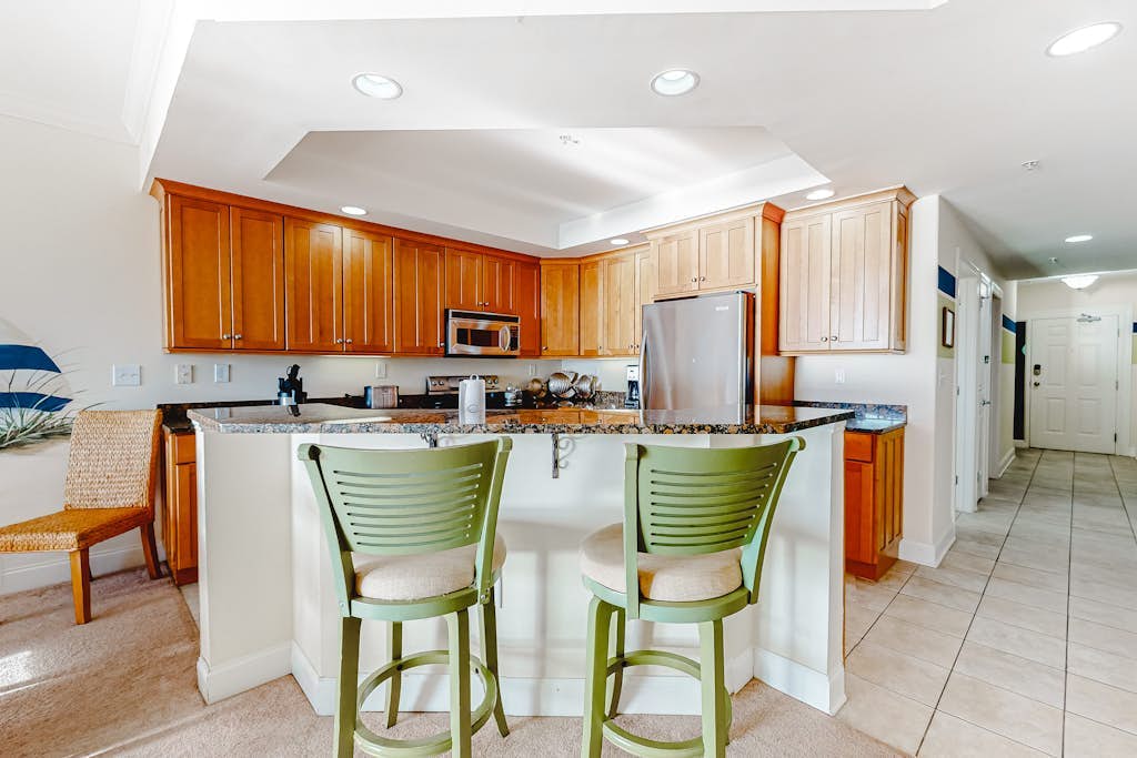 Lovely Boardwalk Condo Overlooking Ocean w/Shared Pool, Free WiFi, Balcony