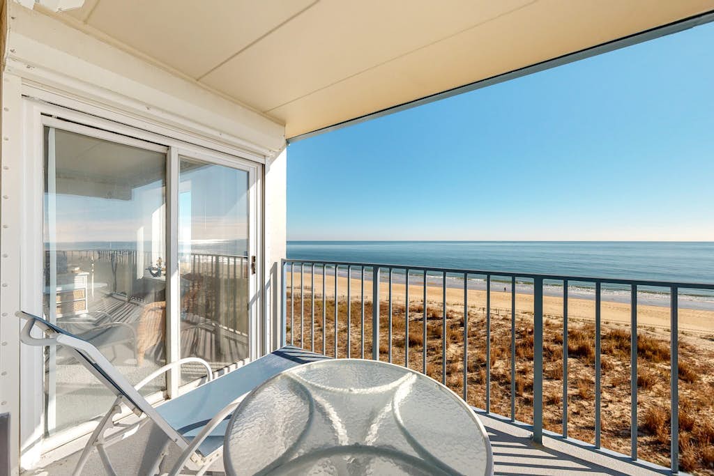 Comfortable Oceanfront Condo Overlooking Beach w/Free WiFi, Central AC, Balcony