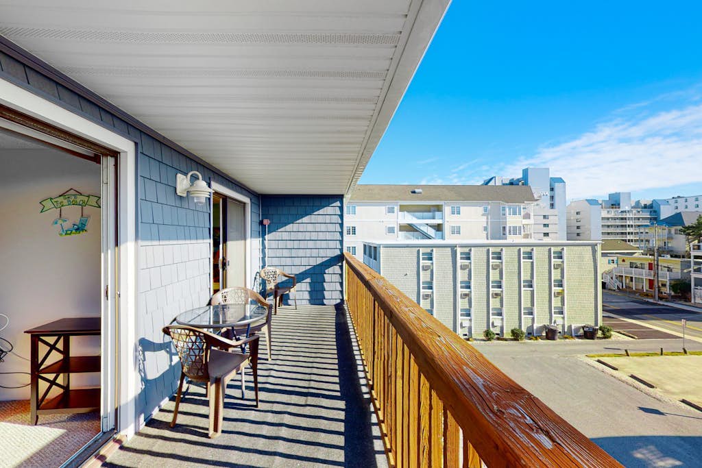 Comfortable oceanside condo w/central AC, private washer/dryer, outdoor shower