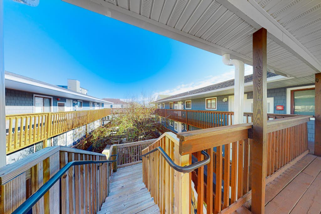 Comfortable oceanside condo w/central AC, private washer/dryer, outdoor shower