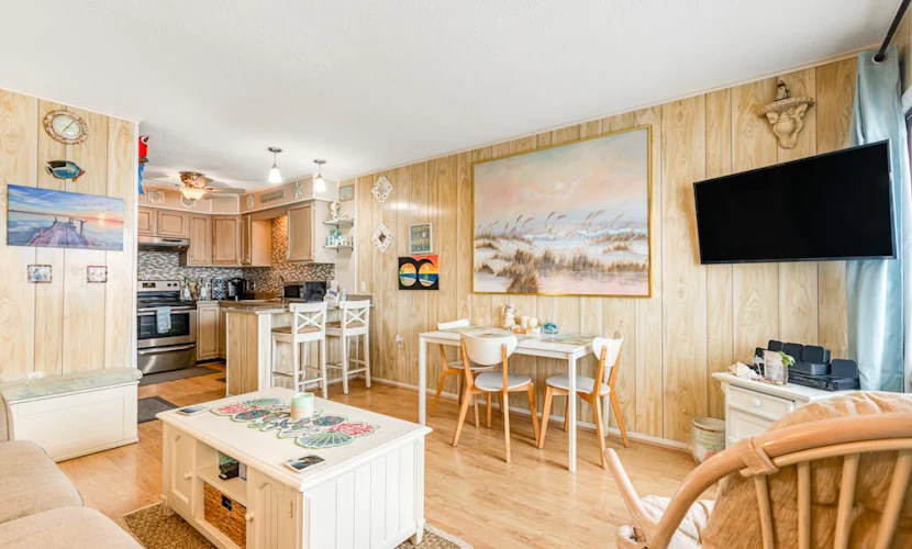 Wonderful Home Between Bay and Beach w/Shared Pool, Free WiFi, & Balcony