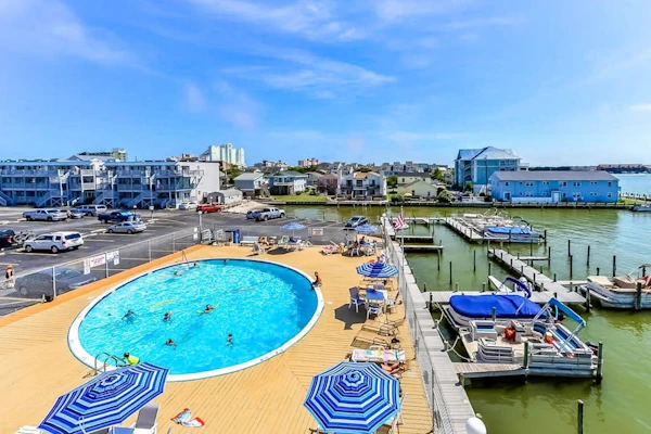 Wonderful Home Between Bay and Beach w/Shared Pool, Free WiFi, & Balcony