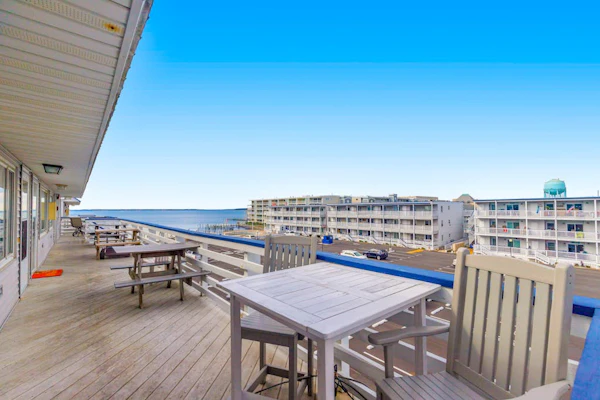 Wonderful Home Between Bay and Beach w/Shared Pool, Free WiFi, & Balcony