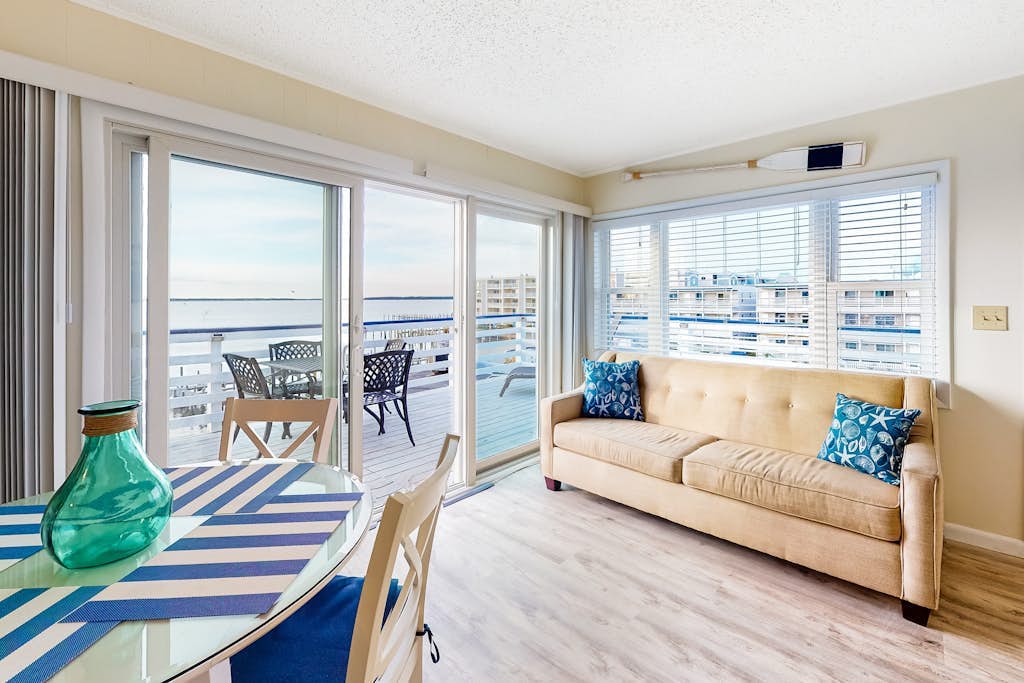 Beautiful suite between bay & beach w/ access to pool, private W/D, & central AC