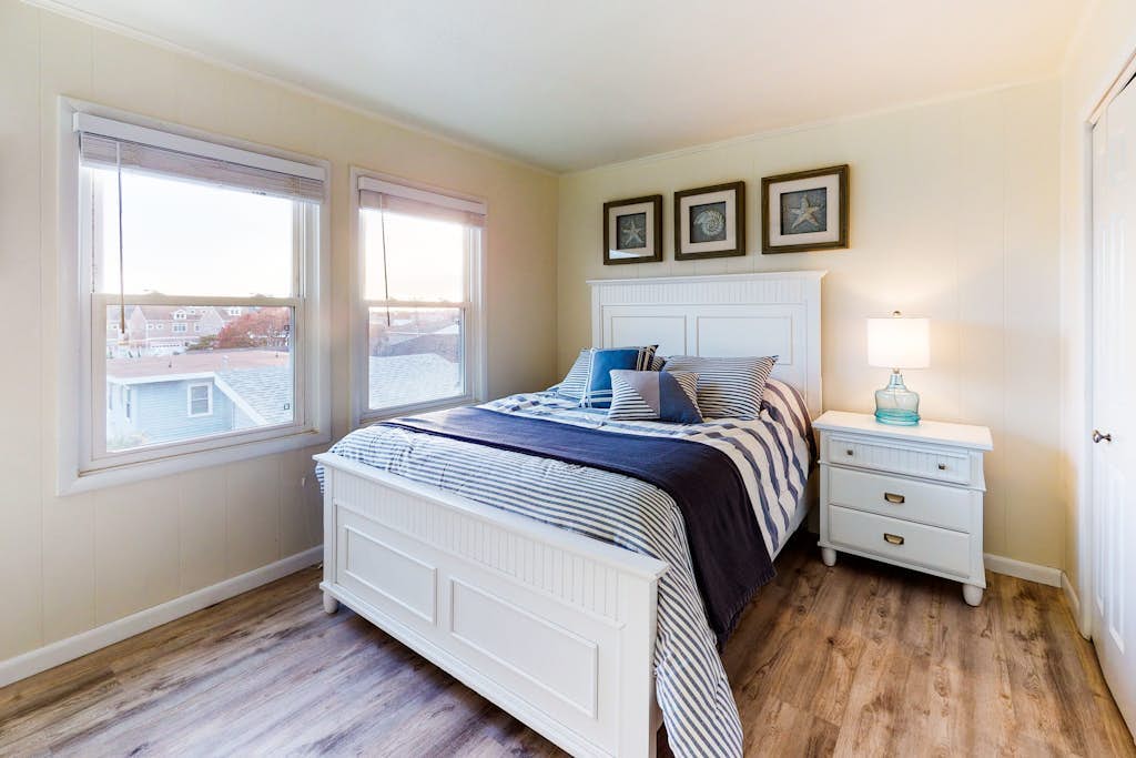 Beautiful suite between bay & beach w/ access to pool, private W/D, & central AC
