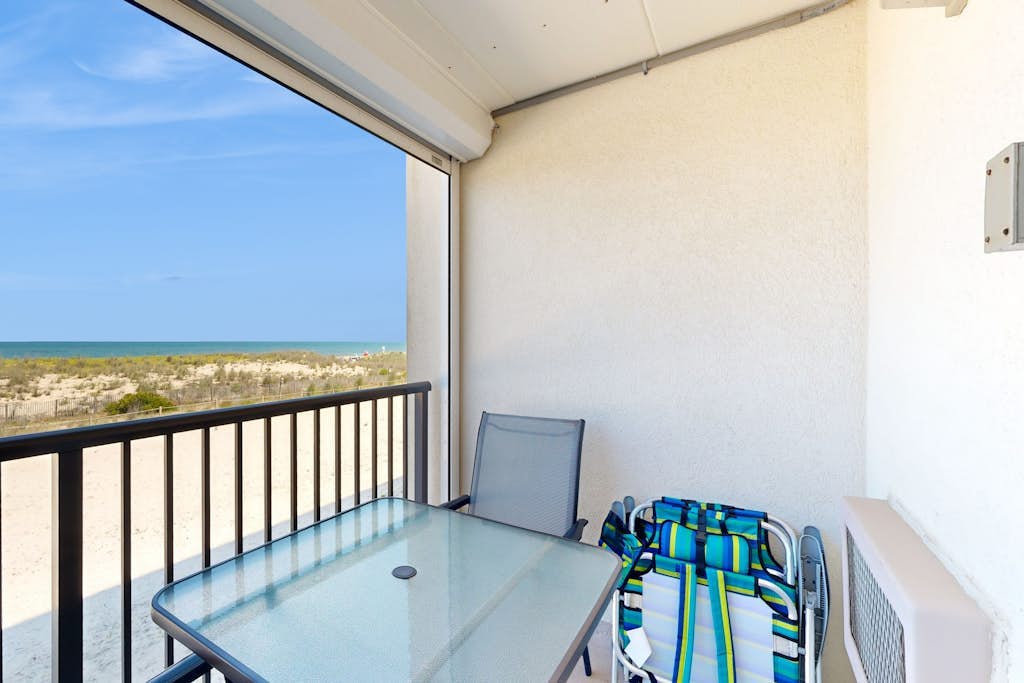Beachfront condo with private balcony & amazing views