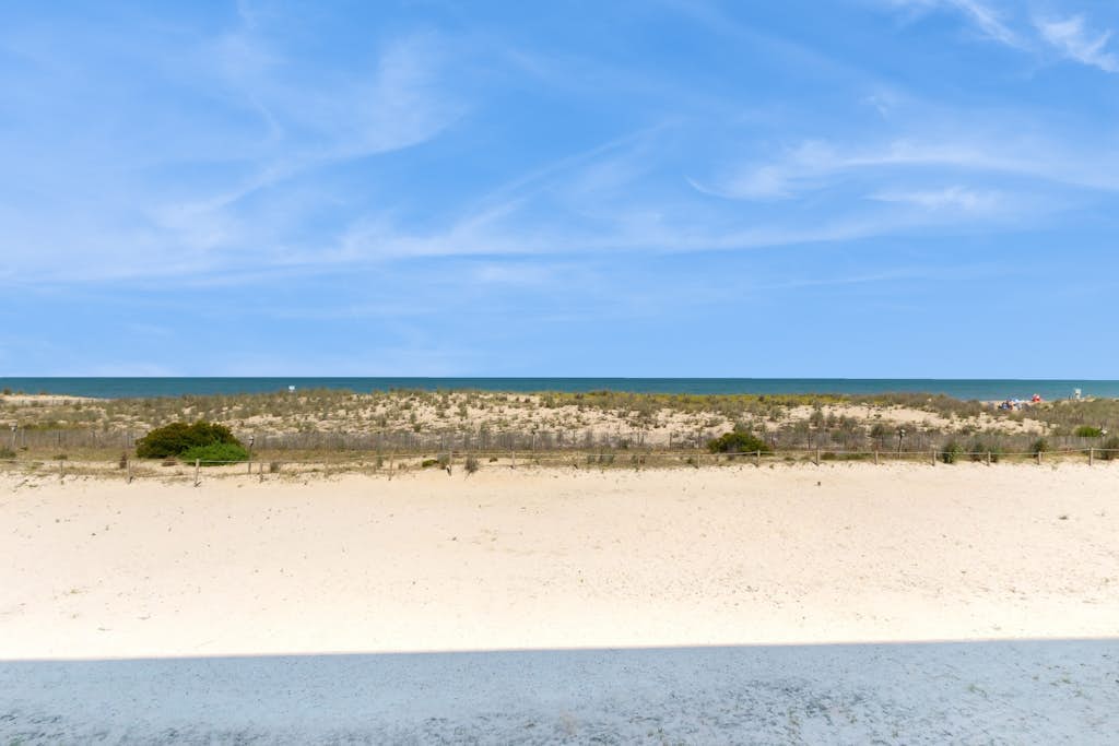 Beachfront condo with private balcony & amazing views