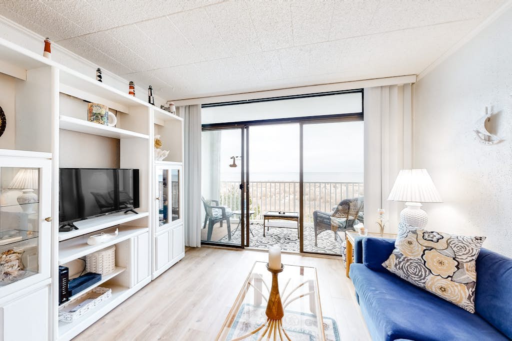 Welcoming Beachfront Condo w/Balcony, Views, Free WiFi, Central A/C, Private W/D