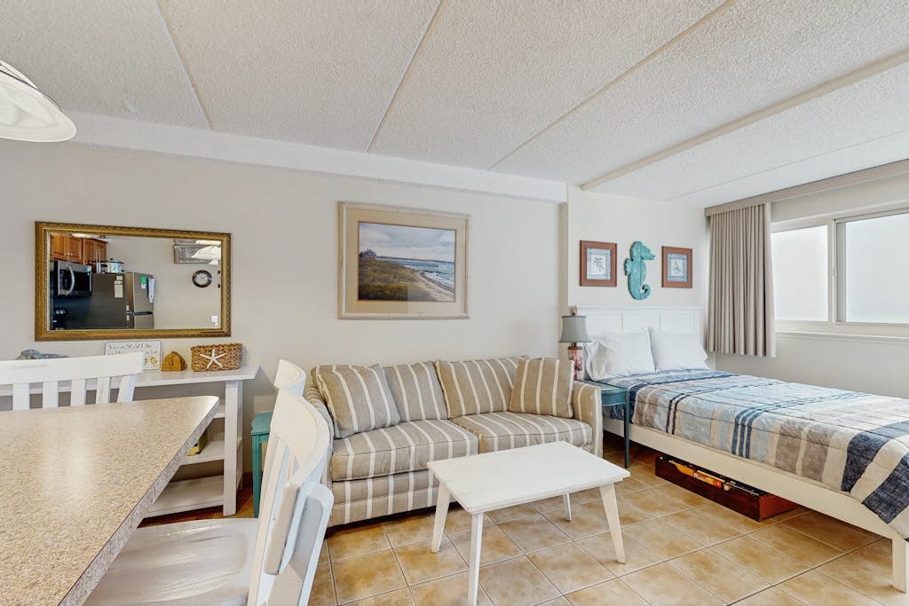 Terrific Vacation Condo in Beachfront Complex w/Shared Pool, Free WiFi