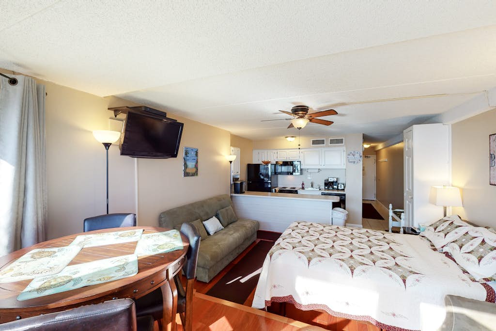 Convenient Vacation Retreat in Oceanfront Building w/Shared Pool, Free WiFi