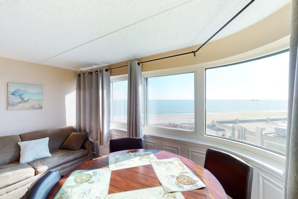 Convenient Vacation Retreat in Oceanfront Building w/Shared Pool, Free WiFi