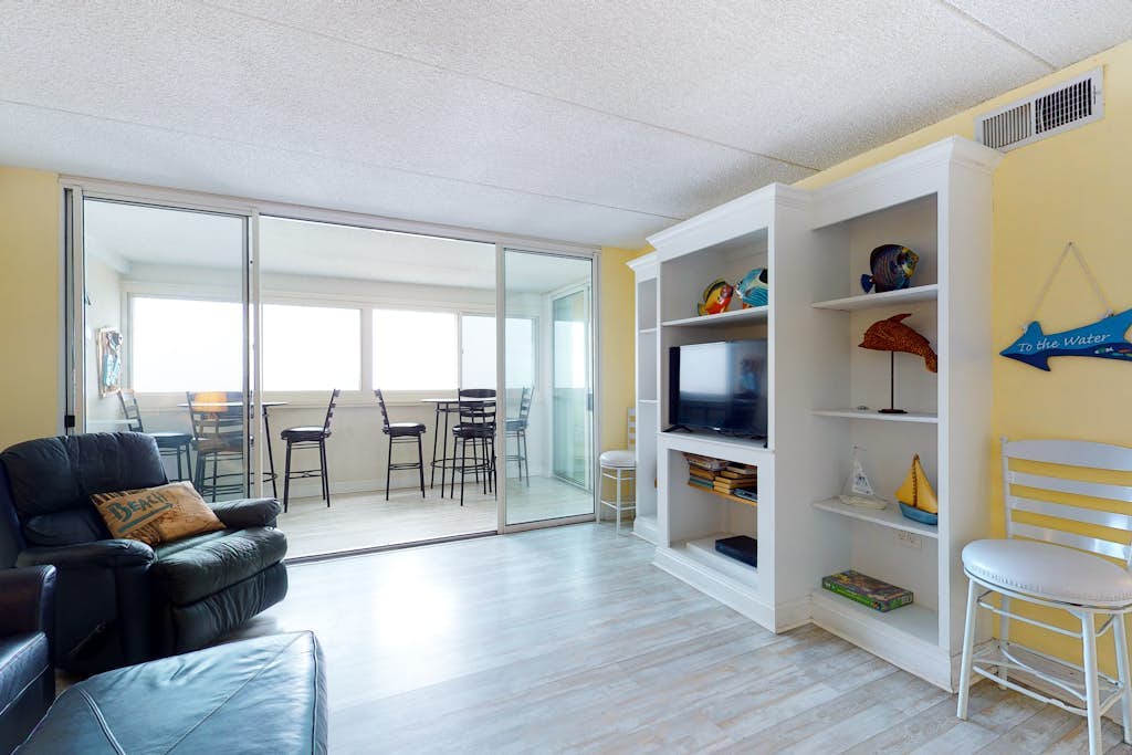 19th floor oceanfront getaway w/ pool access, private washer/dryer, and WiFi