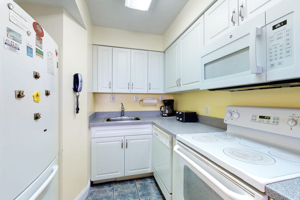 19th floor oceanfront getaway w/ pool access, private washer/dryer, and WiFi