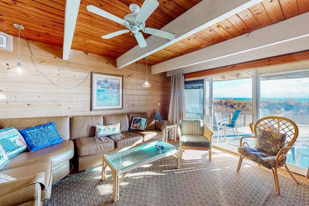Comfortable & Convenient Townhouse Right on Beach w/Free WiFi, Shared Pool