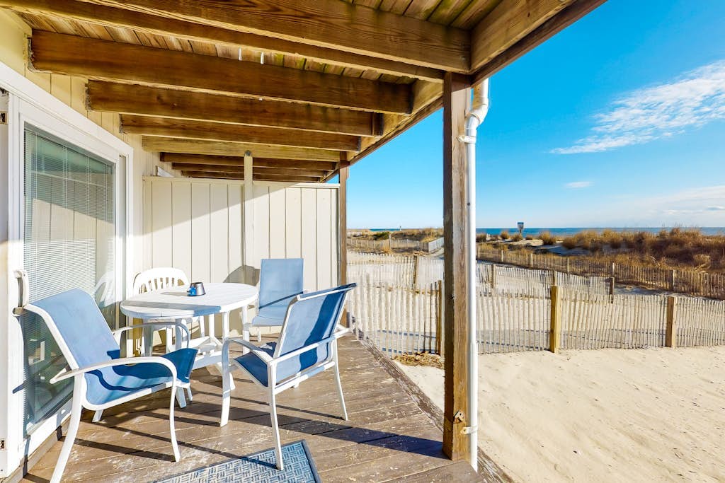 Comfortable & Convenient Townhouse Right on Beach w/Free WiFi, Shared Pool