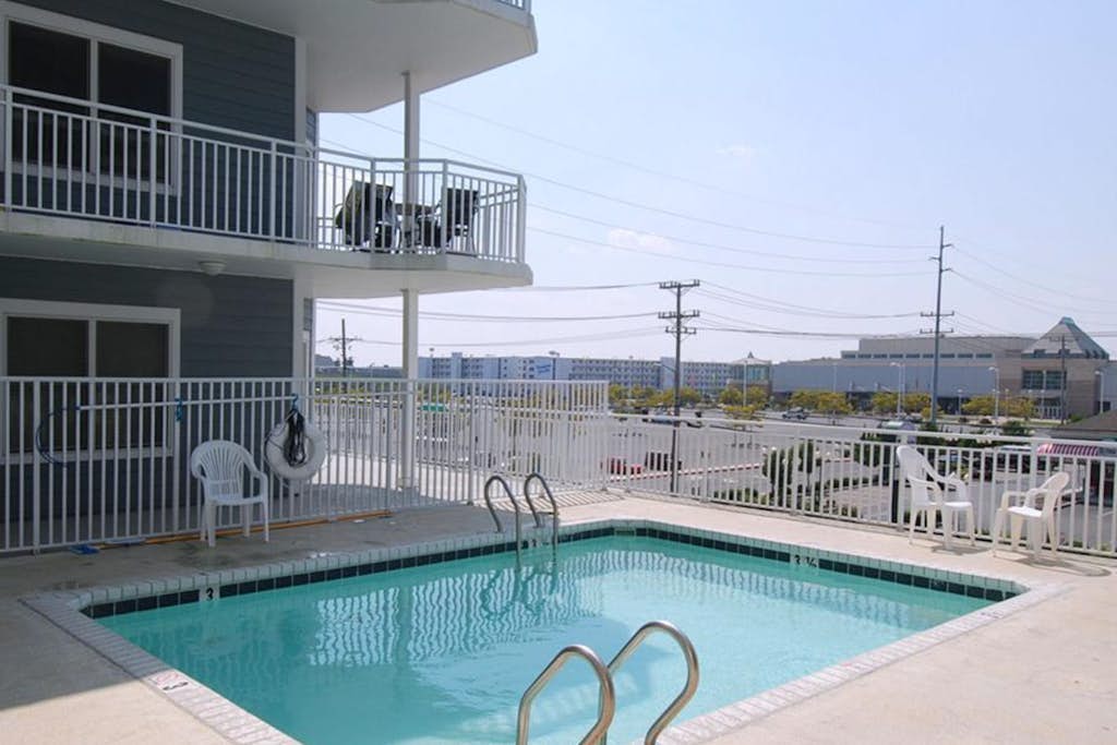 Convenient Oceanside Condo with Balcony, Pool, Free WiFi & Elevator